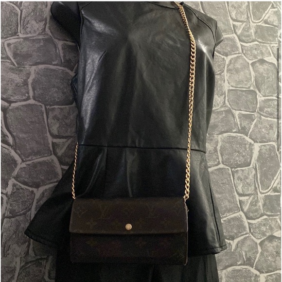 Louis Vuitton Monogram Sarah Wallet - Authentic - Picture 5 of 16